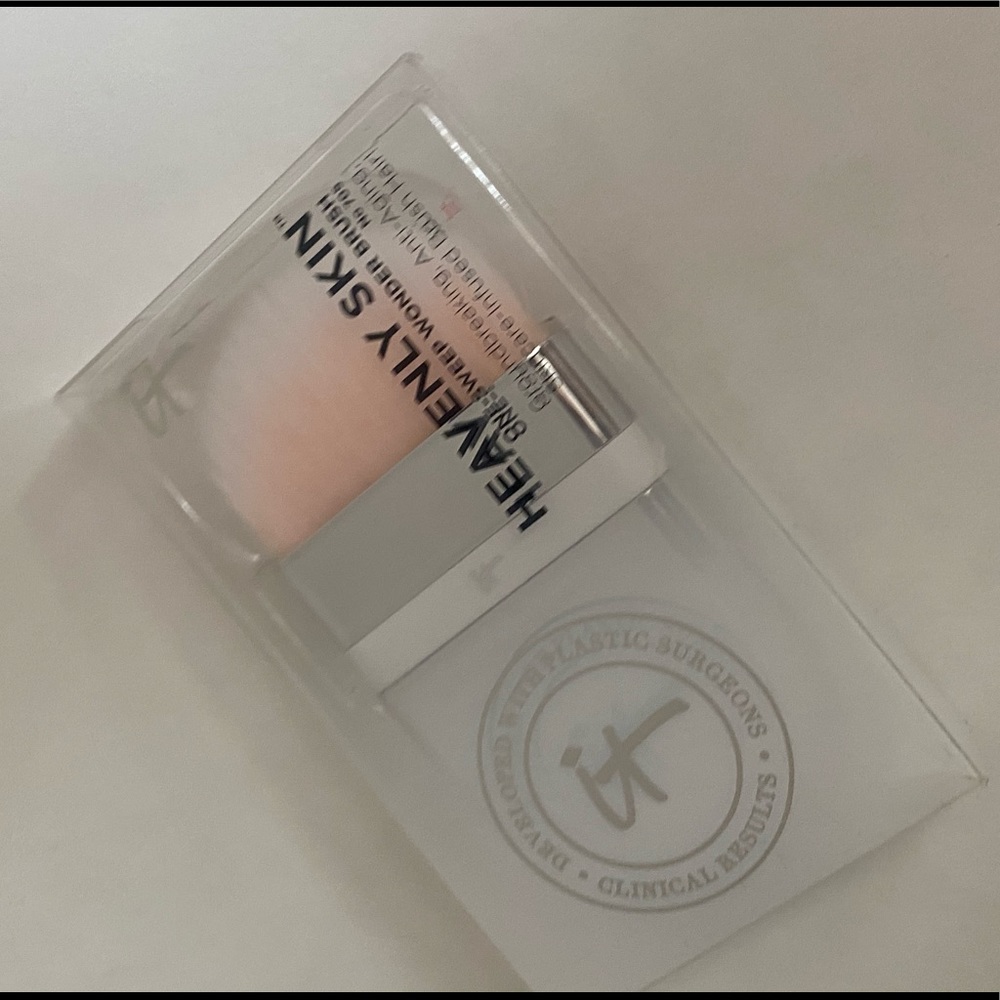 It Cosmetics face brush #705 - Picture 2 of 5